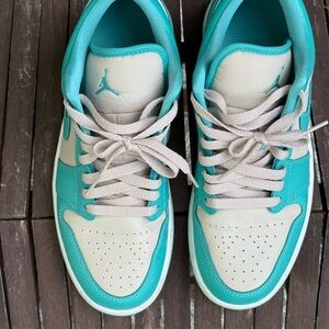 Nike Women's Shoes in Teal and Cream